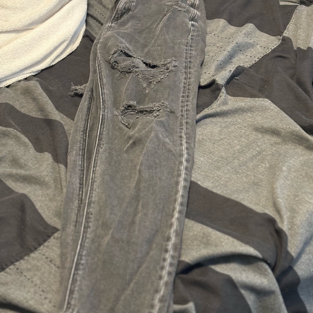 Size 0, like new, worn a couple times. 
American eagle jeans